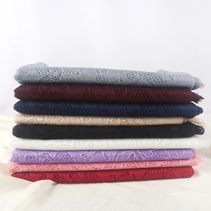 Hijab long en jersey liquide uni avec dentelle et pompons pour femme musulmane, style ethnique, en modal - Product Image 6