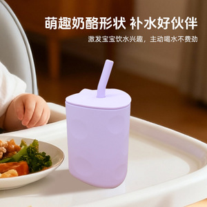 Gobelet à eau pour bébé en silicone en forme de pomme, sans BPA, qualité alimentaire, pour enfants de 0 à 12 mois, avec paille - Product Image 3