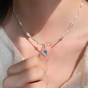 Nuova Collana in Argento con Perle Blu Mare e Dettagli Effetto Argento Spezzato per Donna, Versatile ed Elegante, Ideale per Feste, Lusso Discreto - Product Image 1