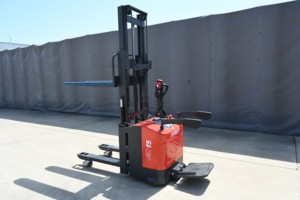 Gerbeur électrique double élévateur HELI 2 tonnes, mini gerbeur manuel avec mât de 4,5 m pour entrepôt, gerbeur à batterie pour stockage en hauteur - Product Image 5