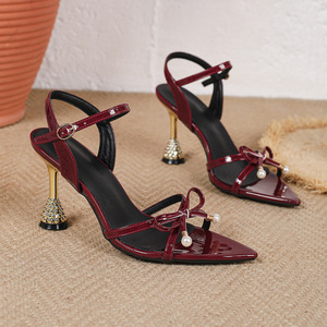 Sandalias Xuanhui de Tacón Alto Dorado de 9 cm, con Punta Puntiaguda, Adorno de Perlas y Lazo, en Color Rojo Vino, de PU Charol, para Mujer - Product Image 4