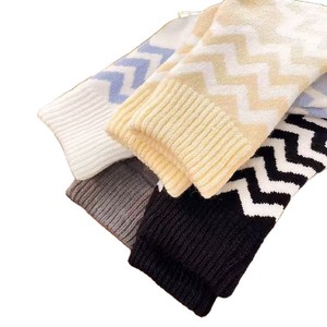 ถุงเท้าผู้หญิงแบบหนาบุขนแกะสำหรับฤดูหนาว ถุงเท้าลายทางแบบหนาสำหรับคู่รัก ถุงเท้าอุ่น - Product Image 3