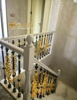 Rampe d'escalier de villa Copper Mansion, style luxe léger, moderne et minimaliste, avec colonnes en alliage aluminium-magnésium, haut de gamme, pour intérieur et milieu rural