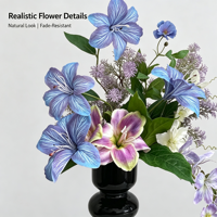 Composition florale artificielle esthétique pour la maison : Lys bleu-violet en fleurs, feuillage floral tombant, accent pour vase, décoration de table