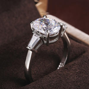 แหวนเพชรทรงรีสำหรับผู้หญิง F604 ประดับเพชรทรงบาแก็ตต์ด้านข้าง ดีไซน์คลาสสิกสำหรับงานหมั้น - Product Image 3