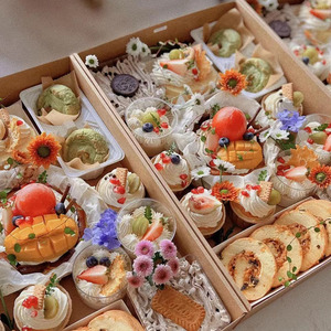 Custom Disposable Kraft Picnic Box Camping Outdoor Afternoon Tea Dessert Cake Bento Lunch Box With Window