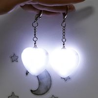 Porte-clés lumineux LED en forme de cœur, portable, avec capteur tactile, rechargeable USB-C, en plastique, idéal pour Halloween, étudiants et cadeaux