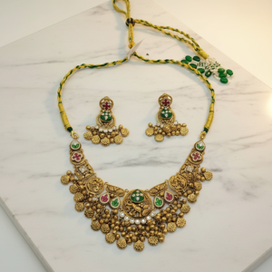 Conjunto de collar choker tradicional de plata con incrustaciones Kundan, piedras verdes y rojas, cuentas de moneda y pendientes a juego. - Product Image 4