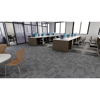 Dalles de moquette gris moyen à motif subtil, style discret pour couloirs d'hôtel et bureaux à plan ouvert