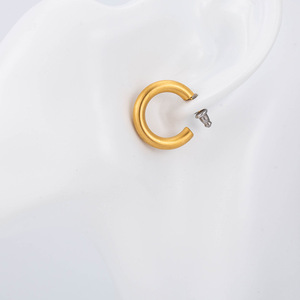 ต่างหูรูปทรงตัว C ชุบทอง 18K ทำจากไทเทเนียมสตีล เครื่องประดับแฟชั่น ฤดูใบไม้ผลิ 2022 - Product Image 2