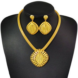 Dubai Hochzeit Frauen Schmuck Afrikanisch <span class=keywords><strong>Saudi</strong></span>-Arabien <span class=keywords><strong>Gold</strong></span> Bankett Blume Anhänger Halskette Ohrringe Braut Accessoires <span class=keywords><strong>Set</strong></span> für Frauen - Product Image 4