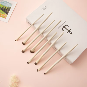 Ensemble de 8 pinceaux de maquillage pour les yeux, manche en bois, virole en aluminium, poils synthétiques, kit de pinceaux pour le contour, le surlignage et la couleur des yeux - Product Image 4