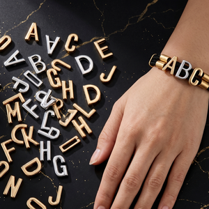 Excellente breloque lettre PVD or et argent <span class=keywords><strong>pour</strong></span> bracelets, accessoires de sac, sangles de sac et <span class=keywords><strong>poignées</strong></span> <span class=keywords><strong>d</strong></span>'épaule, avec logo personnalisé - Product Image 1