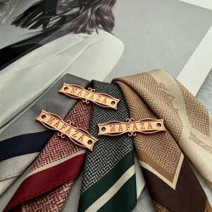 Etiquetas Metálicas de Marca con Logotipo Personalizado de Alta Calidad, Forma Rectangular 3D, Corte Láser, Grabado en Relieve, Troquelado, para Prendas de Vestir - Product Image 3