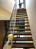 Escalier en colimaçon de qualité supérieure, escalier en spirale, escalier intérieur avec marches en bois massif et cadre noir pour maisons modernes