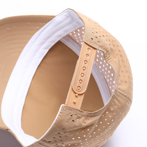 Mũ lưỡi trai <span class=keywords><strong>snapback</strong></span> chống nước chất liệu PVC trơn, có lỗ đục laser, 5 tấm, nhanh khô, kiểu <span class=keywords><strong>trucker</strong></span> - Product Image 3