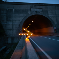 Panneau de signalisation directionnel à flèche mobile solaire avec LED clignotantes pour remorque
