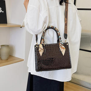 Sacs à main à poignée supérieure avec écharpe Sacs fourre-tout carrés de créateur avec larges bretelles Sacs à main pour femmes - Product Image 4