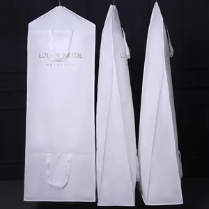 Sac à vêtements pliable extra long, écologique, blanc et noir, avec logo personnalisé pour l'emballage de costumes de mariage, de blazers et de robes - Product Image 1