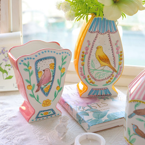 Vaso in Ceramica con Motivo di Nottevoli e Rose, Decorazione di Alta Qualità per Soggiorno - Product Image 3