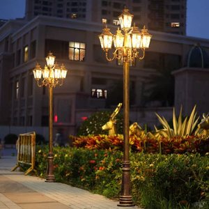 Lampadaire de jardin extérieur en fer bronze avec abat-jour en verre LED, lumière blanc chaud 2700K, IP66, ampoule A19 non amovible, AC 220V, détecteur de mouvement - Product Image 1
