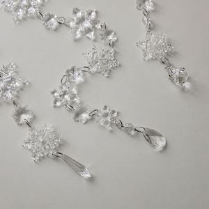 Guirlande de flocons de neige en acrylique transparent - Longue chaîne suspendue pour la décoration de l'arbre de Noël et des fenêtres - Product Image 2