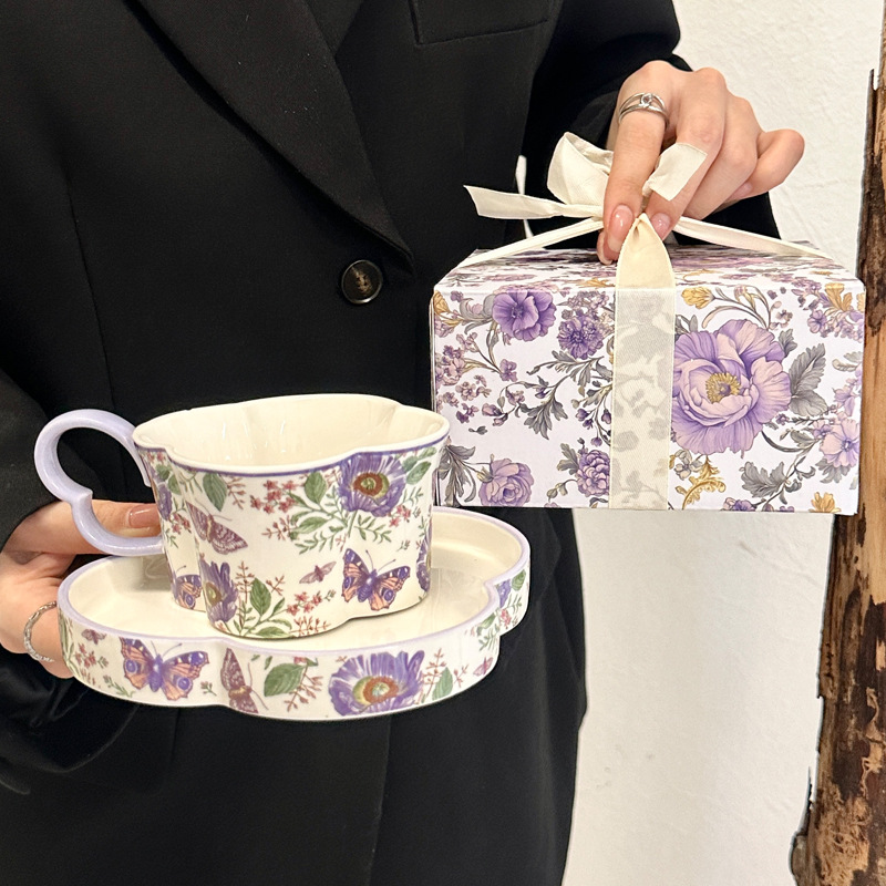 Tasse à café, soucoupe, boule, cuillère, coffret cadeau - motif fleur de gesang violette.