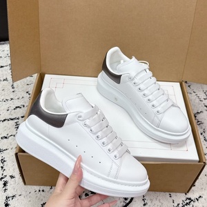 รองเท้ากีฬาแบบผูกเชือกคุณภาพสูงรุ่นคลาสสิกเพิ่มความสูง รองเท้าผ้าใบพื้นหนาสีดำสำหรับผู้หญิงและผู้ชาย ระบายอากาศได้ดี - Product Image 3