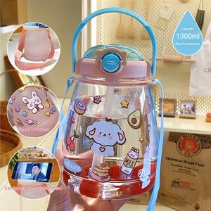 Bouteille d'eau grande capacité pour enfants, style Ins, design attrayant, en plastique, résistante à la chaleur, avec paille, gourde portable à grande capacité - Product Image 3