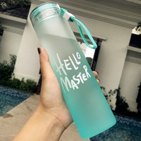 Bouteille d'eau en verre givré coloré avec couvercle de protection, idéale pour les voyages – Vente en gros à prix réduit
