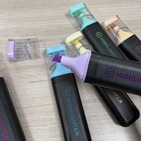 Ensemble de surligneurs colorés avec pointe pinceau à encre longue durée et non-transférable pour une utilisation en classe