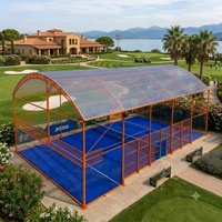 Terrain de padel modulaire abrié avec toit, protection UV et anti-pluie, structure résistante au vent de niveau 8, matériau en acier galvanisé à chaud