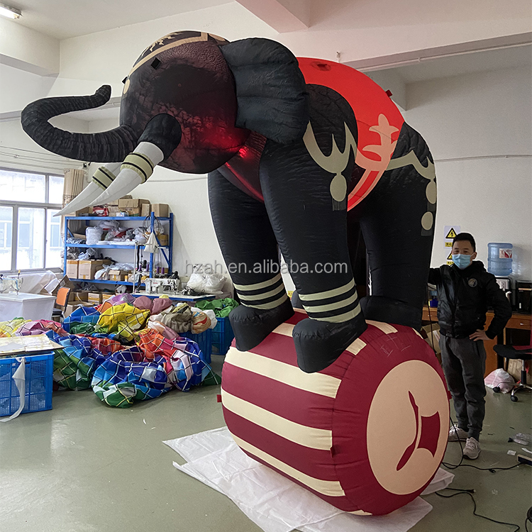 巨大サーカスキャラクターインフレータブル象漫画バルーンローラー付き