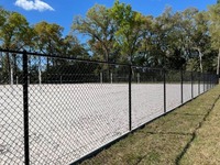 Valla de malla de eslabón de cadena recubierta de PVC resistente a los rayos UV Agujero cuadrado prensado para recinto de seguridad de piscina Protección de área pública