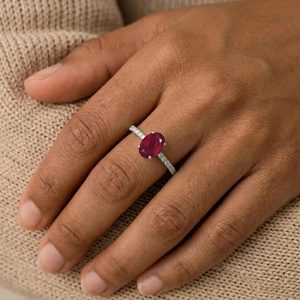 Anillo Ovalado de Rubí en Plata de Ley 925, Anillo de Compromiso con Rubí Natural, Banda Delicada con Diamantes, Regalo de Piedra de Nacimiento de Julio para Ella - Product Image 3