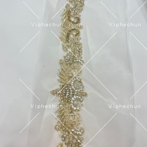 Abito da sposa con collo a V con reggiseno trasparente Applique <span class=keywords><strong>in</strong></span> <span class=keywords><strong>pizzo</strong></span> e decorazione floreale con perline motivo floreale brillante su materiale <span class=keywords><strong>in</strong></span> vetro - Product Image 2
