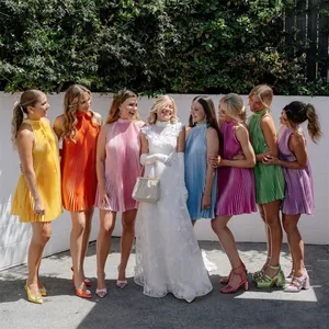 Разноцветные атласные мини-платья для подружек невесты на шее 2024