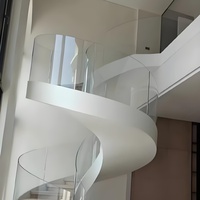 Maßgefertigtes Modernes Gebogenes Geländer aus Gehärtetem Glas mit Aluminiumlegierung & Edelstahl für Villen Luxus-Häuser Balkon & Treppe