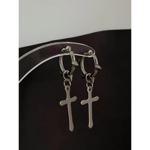 Boucles d'oreilles clous en acier inoxydable style punk, simples et polyvalentes, mode coréenne - Product Image 2