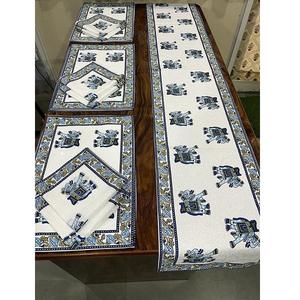 Ensemble de six sets de table en toile de coton avec serviettes coordonnées, tissu doux et durable pour un usage quotidien et festif - Product Image 1