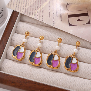 ต่างหูมุกน้ำจืดทรงหยดน้ำสไตล์ยุโรปอเมริกัน สีสันสดใส รูปทรงไม่สม่ำเสมอ สีทอง เหมาะสำหรับใส่ทุกวัน เครื่องประดับสำหรับผู้หญิง - Product Image 2