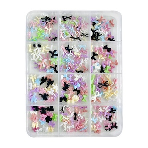 Lot de 12 mini décorations d'ongles papillon, tailles variées, nœuds papillon noirs, blancs et roses - Product Image 6