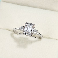 Cincin Moissanite Potongan Emerald Tiga Batu 2 - 4 CT Perak Sterling 925 Klasik untuk Pertunangan dan Ulang Tahun Pernikahan MR0227