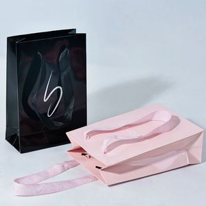 ถุงกระดาษของขวัญสีชมพูและสีดำเงา พิมพ์โลโก้แบรนด์ดังแบบนูน  นำกลับมาใช้ใหม่ได้ - Product Image 4