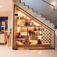 Armoire à vin sur mesure sous escalier pour villas et projets résidentiels