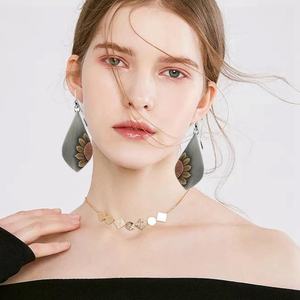 Boucles d'oreilles rondes géométriques vintage bohèmes en bois et cuir, style ethnique, motif tournesol - Product Image 3