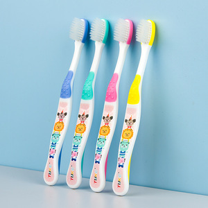 <span class=keywords><strong>Brosse</strong></span> <span class=keywords><strong>à</strong></span> <span class=keywords><strong>dents</strong></span> pour enfants de dessin animé mignon pour 3-12 ans <span class=keywords><strong>brosse</strong></span> <span class=keywords><strong>à</strong></span> <span class=keywords><strong>dents</strong></span> en nylon souple emballée individuellement pour <span class=keywords><strong>bébé</strong></span> pour un usage quotidien <span class=keywords><strong>à</strong></span> la maison - Product Image 1