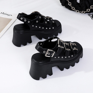 Dropshipping Logo personalizzato fibbia gotica sandali <span class=keywords><strong>con</strong></span> plateau da <span class=keywords><strong>donna</strong></span> estate sandali <span class=keywords><strong>con</strong></span> <span class=keywords><strong>zeppa</strong></span> alla moda <span class=keywords><strong>scarpe</strong></span> - Product Image 2