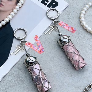 จี้ตัวอักษรสีชมพูแบบใหม่ 26 ตัวอักษร ดีไซน์เรียบง่ายและใช้งานได้หลากหลาย  กระเป๋าตาข่ายใส่ลิปสติกสแตนเลส พร้อมพวงกุญแจสีเงิน - Product Image 5