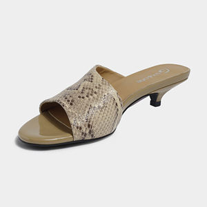صندل نسائي مثير رائج للنوادي الليلية بكعب منخفض وطبعة جلد الثعبان البيج، تصميم عصري للصيف بمقدمة مربعة - Product Image 3